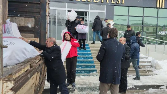 Depremzedeler için herkes yardıma koştu