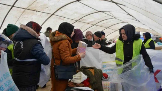 Depremzedeler için Sındırgı tek yürek oldu