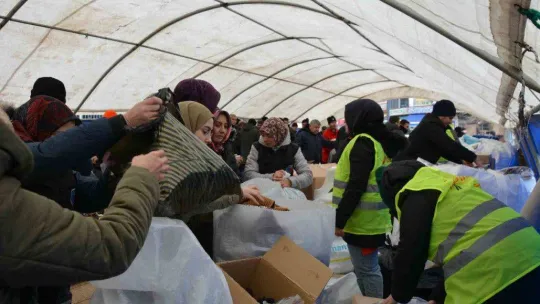 Depremzedeler için Sındırgı tek yürek oldu