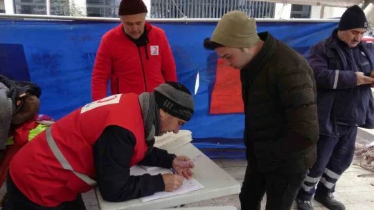 Depremzedeler için Sındırgı tek yürek oldu