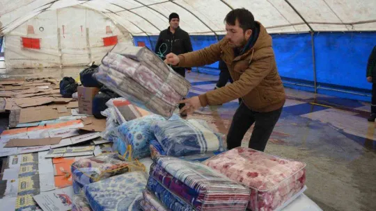 Depremzedeler için Sındırgı tek yürek oldu