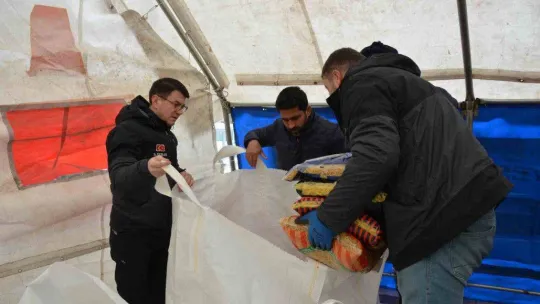 Depremzedeler için Sındırgı tek yürek oldu