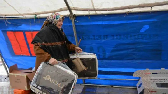 Depremzedeler için Sındırgı tek yürek oldu