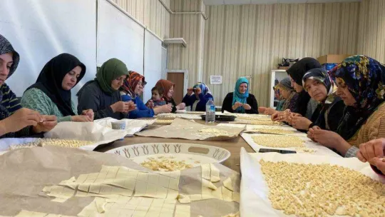 Depremzedeler için yarım ton mantı büktüler