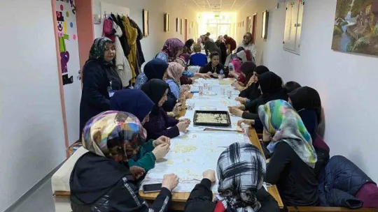 Depremzedeler için yarım ton mantı büktüler