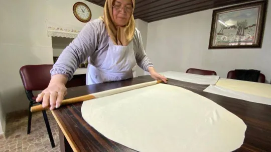 Depremzedeler için yarım ton mantı büktüler