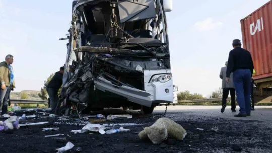 Depremzedeleri taşıyan otobüs kaza yaptı: 2 ölü, 6 yaralı