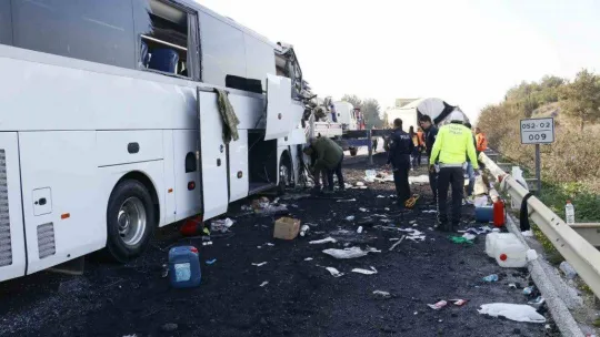 Depremzedeleri taşıyan otobüs kaza yaptı: 2 ölü, 6 yaralı