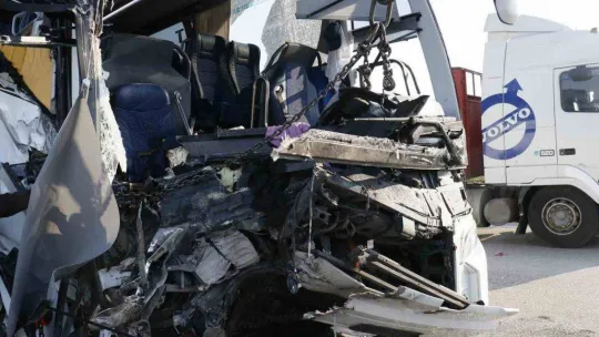 Depremzedeleri taşıyan otobüs kaza yaptı: 2 ölü, 6 yaralı