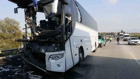 Depremzedeleri taşıyan otobüs kaza yaptı: 2 ölü, 6 yaralı