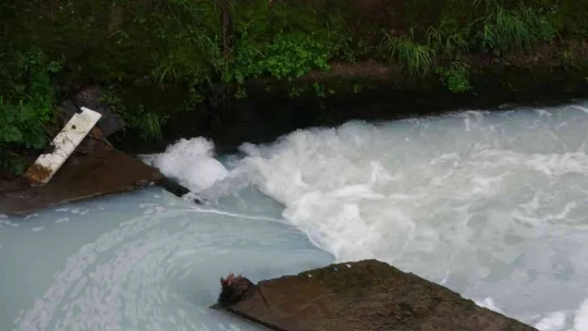 Dere bembeyaz aktı, ekipler bölgeyi inceliyor