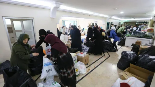 Derince'den deprem bölgesine 4 tır dolusu yardım