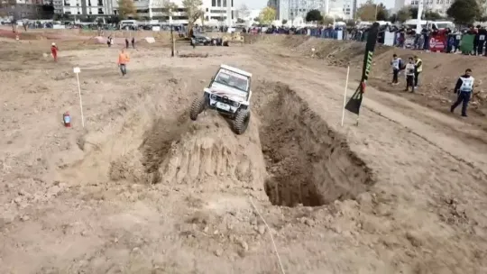 Dev arazi araçlarının engellerde yaşadığı zor anlar kamerada