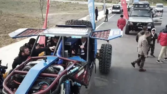 Dev arazi araçlarının engellerde yaşadığı zor anlar kamerada