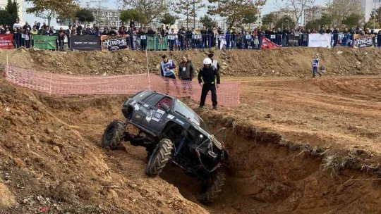 Dev arazi araçlarının engellerde yaşadığı zor anlar kamerada