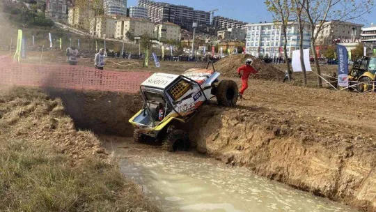 Dev arazi araçlarının engellerde yaşadığı zor anlar kamerada