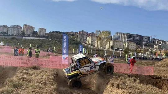 Dev arazi araçlarının engellerde yaşadığı zor anlar kamerada