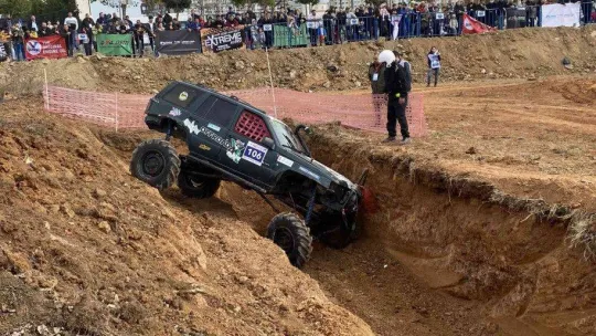 Dev arazi araçlarının engellerde yaşadığı zor anlar kamerada