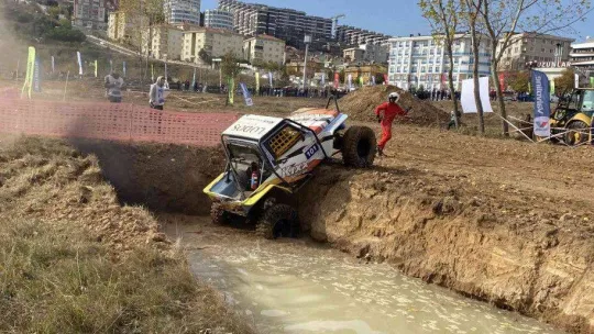 Dev arazi araçlarının engellerde yaşadığı zor anlar kamerada