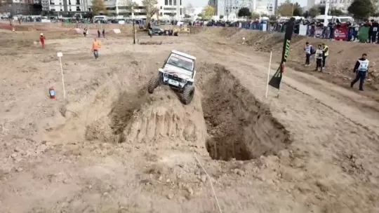 Dev arazi araçlarının engellerde yaşadığı zor anlar kamerada