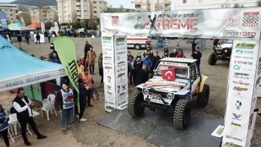 Dev arazi araçlarının engellerde yaşadığı zor anlar kamerada