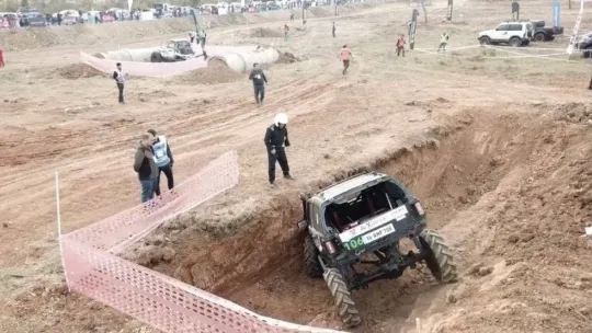 Dev arazi araçlarının engellerde yaşadığı zor anlar kamerada