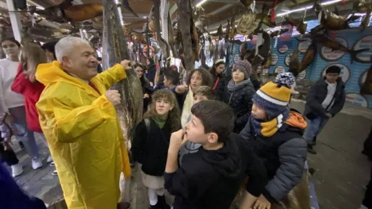 Dev balıkların mumyalanmış halini gören öğrenciler şaşkına döndü