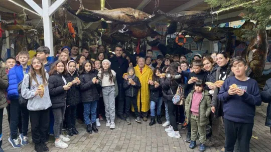 Dev balıkların mumyalanmış halini gören öğrenciler şaşkına döndü