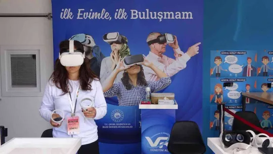 Dev projede inşa edilecek evleri sanal gerçeklik gözlüğüyle gezdiler