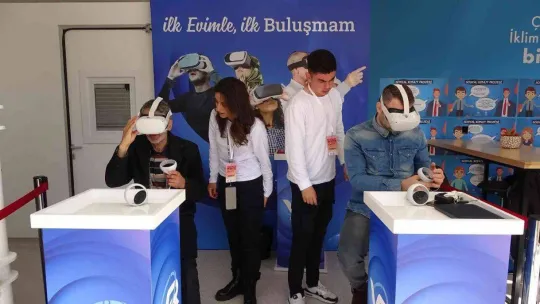 Dev projede inşa edilecek evleri sanal gerçeklik gözlüğüyle gezdiler