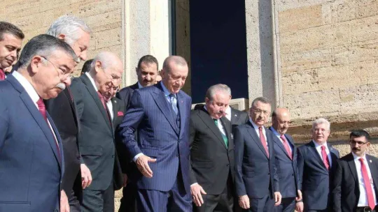 Devlet erkanı Ata'nın huzurunda