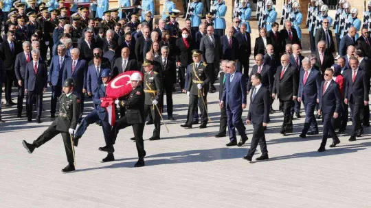 Devlet erkanı Ata'nın huzurunda