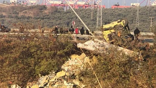 Devrilen tırda 2 kişi hayatını kaybetti