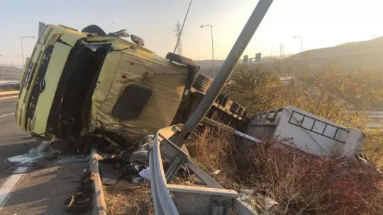 Devrilen tırda 2 kişi hayatını kaybetti