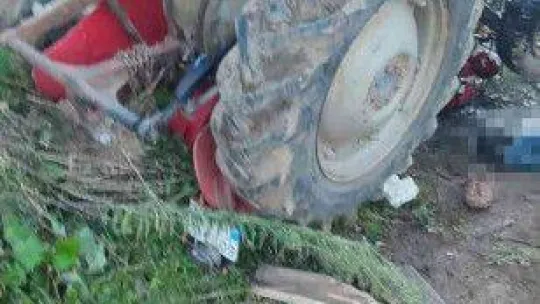 Devrilen traktörün altında kalan sürücü hayatını kaybetti