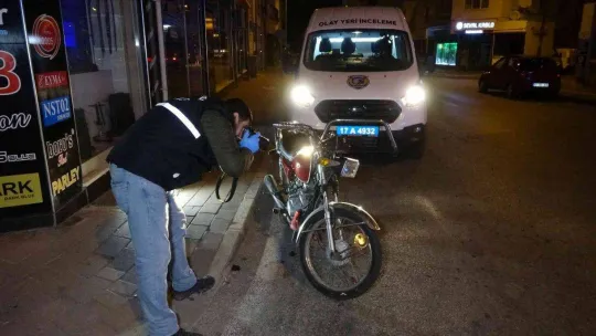 Devriye gezen polisi görünce motoru bırakarak sırra kadem bastı