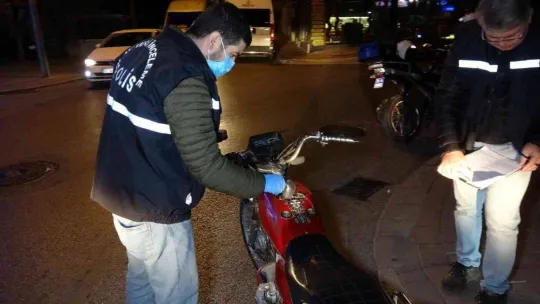 Devriye gezen polisi görünce motoru bırakarak sırra kadem bastı