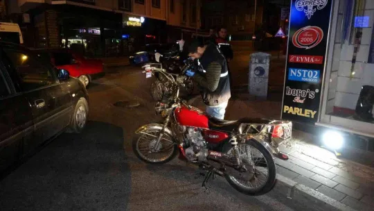 Devriye gezen polisi görünce motoru bırakarak sırra kadem bastı