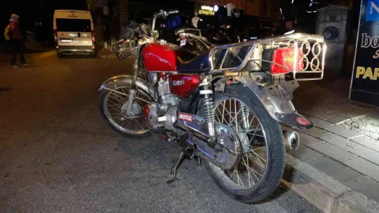 Devriye gezen polisi görünce motoru bırakarak sırra kadem bastı