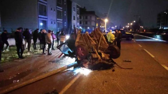 Direğe çarpan araç ikiye katlandı: O anlar kamerada