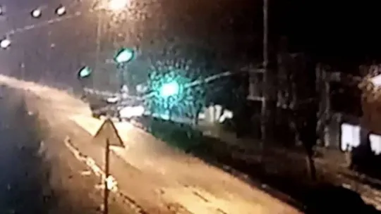 Direğe çarpan araç ikiye katlandı: O anlar kamerada