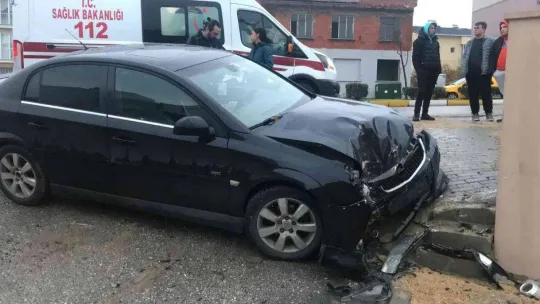 Direksiyon hakimiyetini kaybetti, bahçe duvarına çarptı