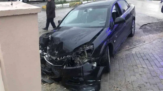 Direksiyon hakimiyetini kaybetti, bahçe duvarına çarptı