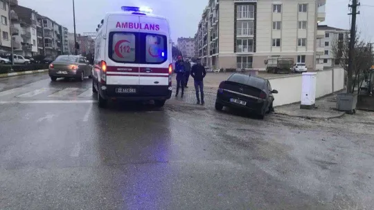 Direksiyon hakimiyetini kaybetti, bahçe duvarına çarptı