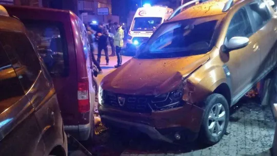 Direksiyon hakimiyetini kaybetti, 3 aracı hurdaya çıkardı