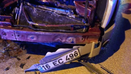 Direksiyon hakimiyetini kaybetti, 3 aracı hurdaya çıkardı