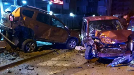 Direksiyon hakimiyetini kaybetti, 3 aracı hurdaya çıkardı