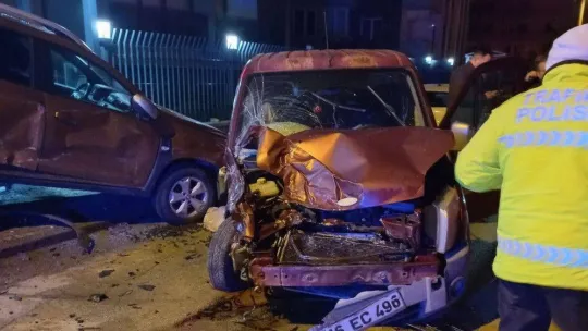 Direksiyon hakimiyetini kaybetti, 3 aracı hurdaya çıkardı