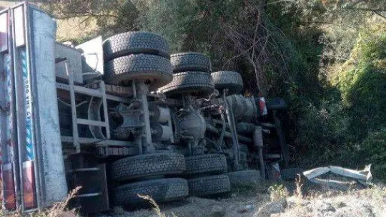 Direksiyonu kitlenen sebze yüklü kamyon şarampole uçtu