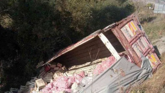 Direksiyonu kitlenen sebze yüklü kamyon şarampole uçtu